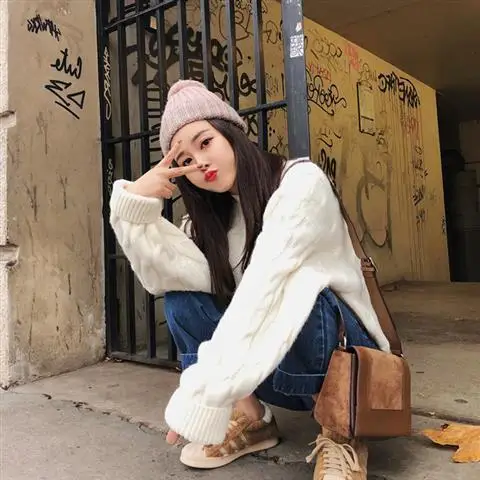 Осенне зимний плотный свитер карамельного цвета в ленивом стиле женский