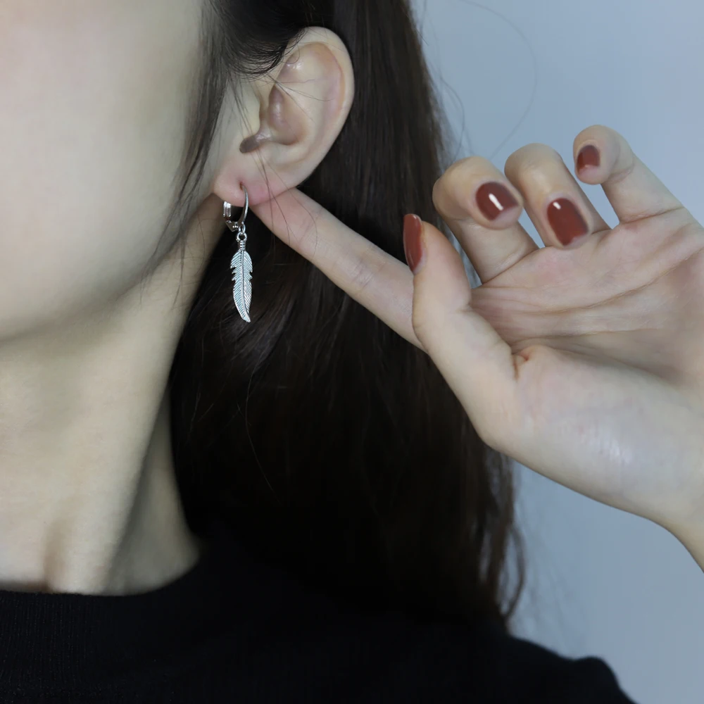 

Fashion Punk Feather Pendant Hoop Earrings Jewelry Dripping Jewelry Men and Women Gothic Earrings A Pair of Wholesale