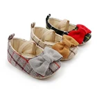 Insкрасивое для маленьких девочек обувь для принцессы для новорожденных детские кроватки и устойчивой нескользящей подошвой тапки во-первых прогулок обувь с бантом