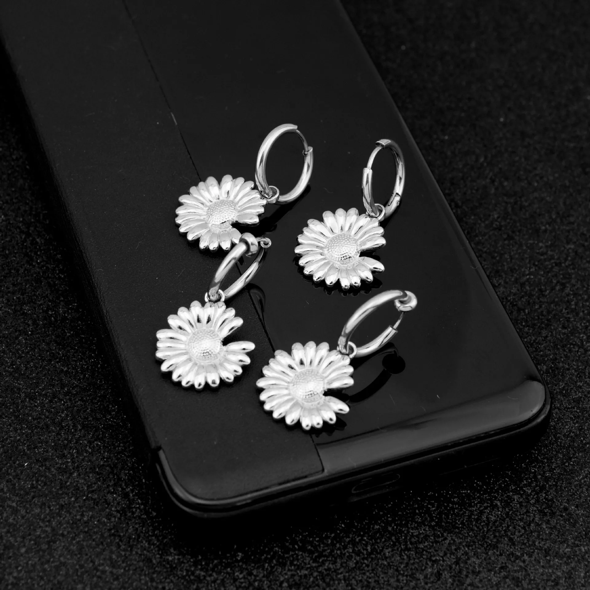 

2021 Stainless Steel Little Daisy Earrings Ear Clip Women Long Pendant Stainless Steel Cute New Ear Wedding Jewelry Wholesale