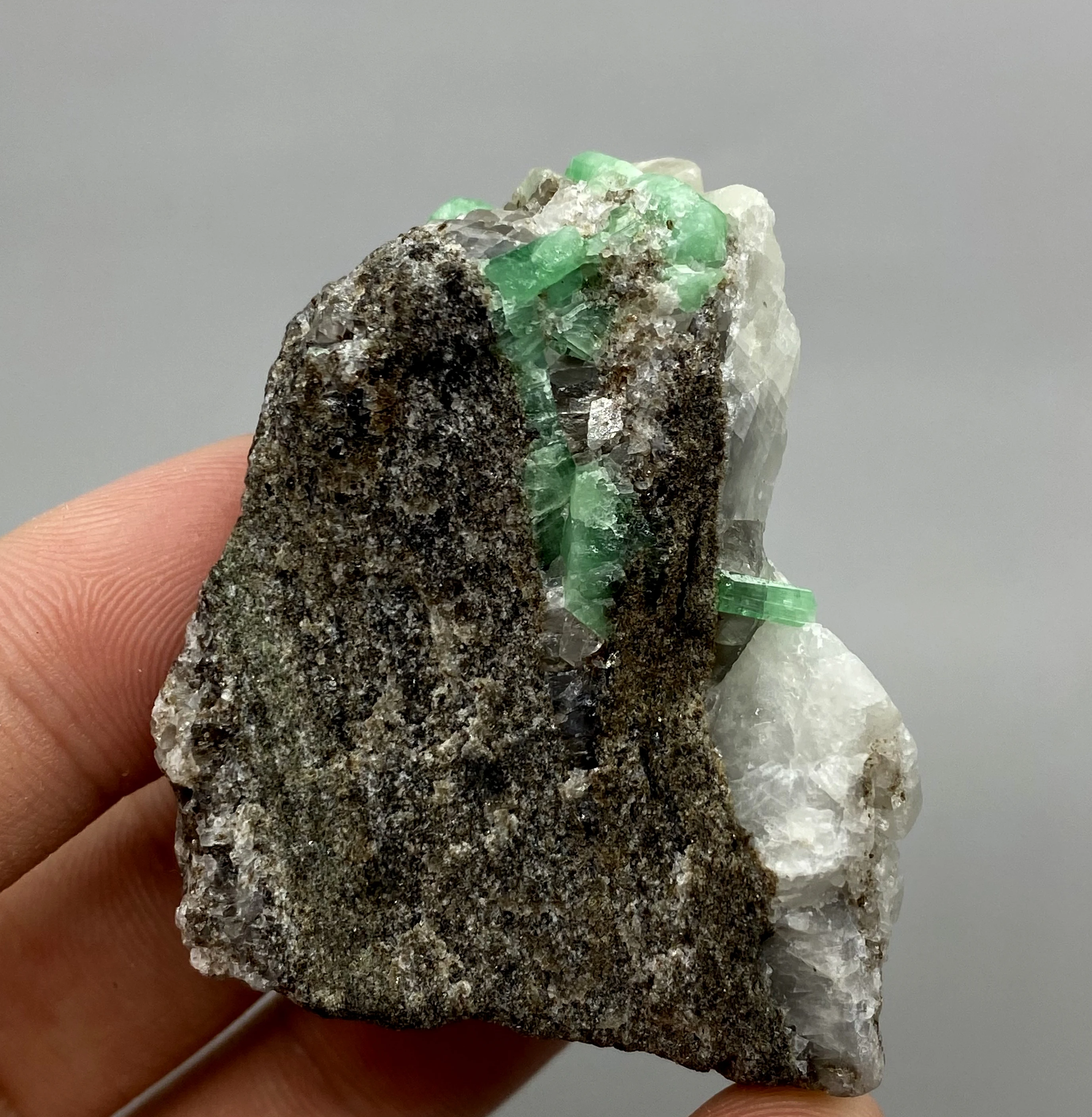 

58g Natural green emerald mineral gem-grade crystal specimens stones and crystals quartz crystals free shipping