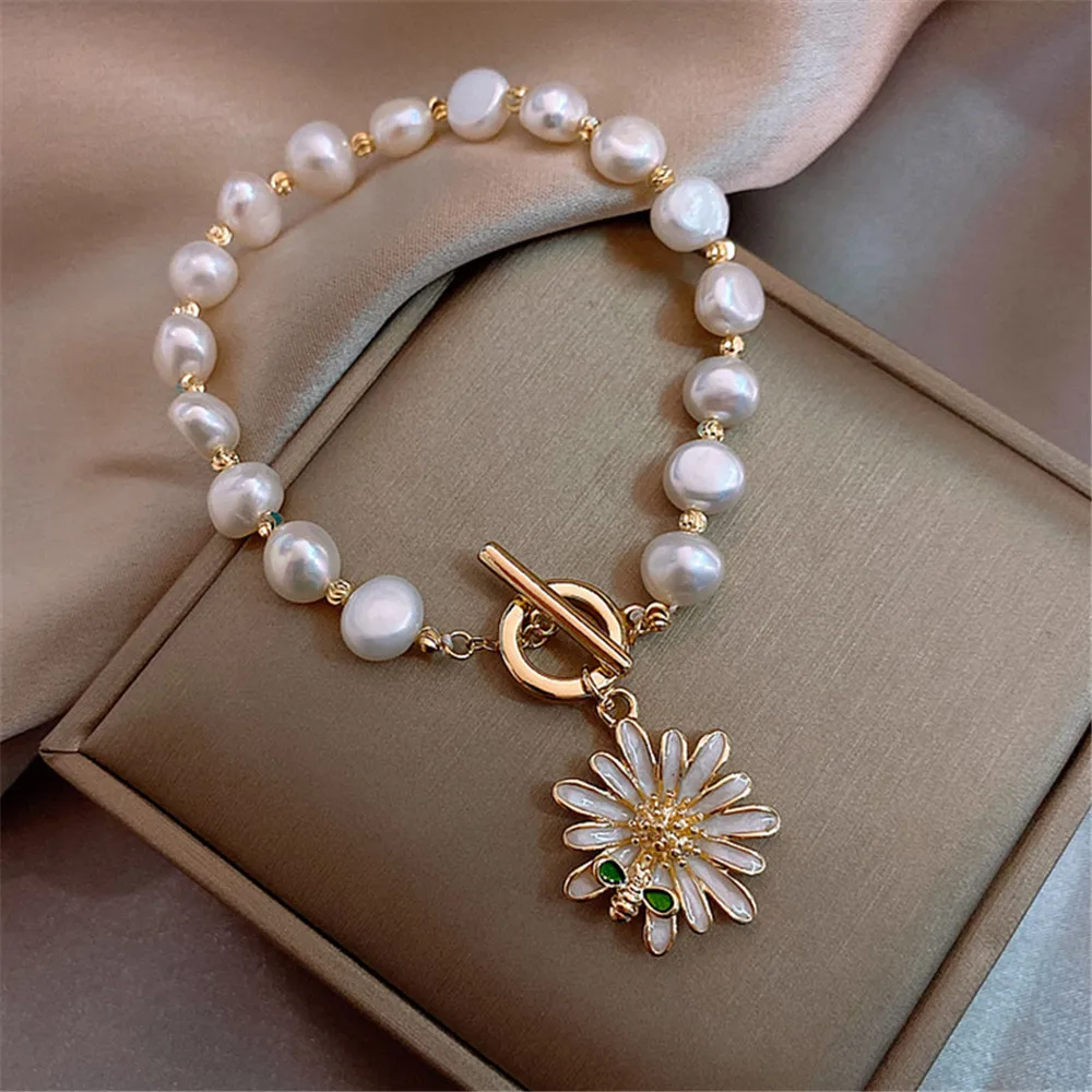 

1pcs Fashion Light Luxury Korea's New Pearl Daisy Bracelet Female Niche Design Advanced Simple Bracelet Temperament New Arrival