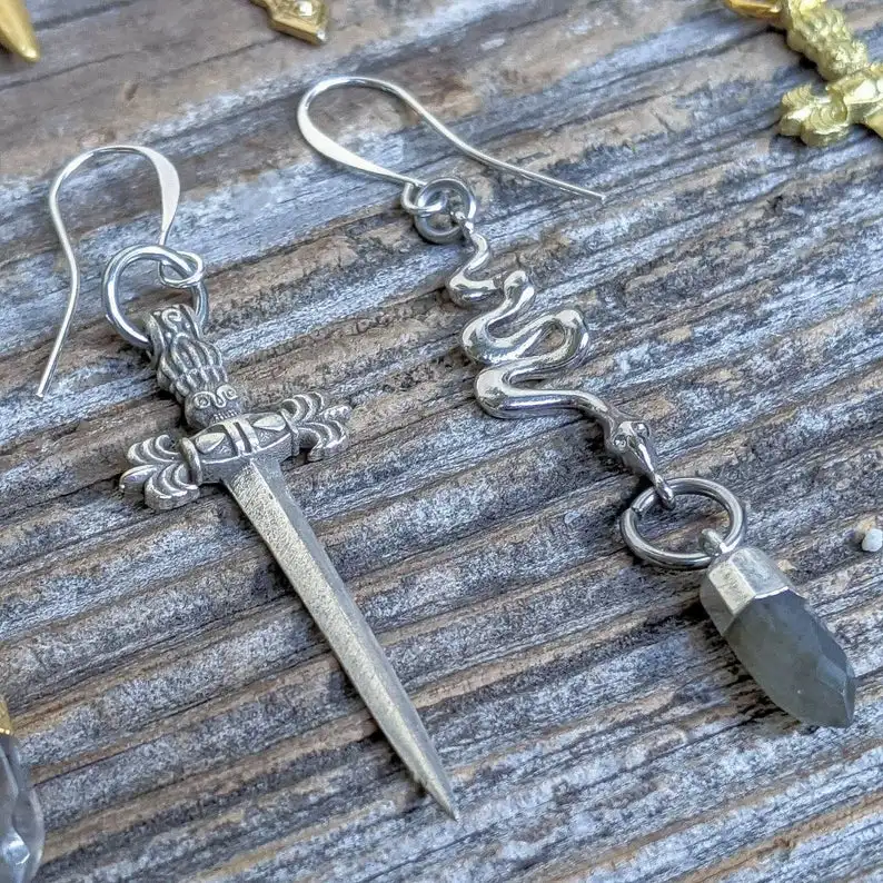 Фэнтези колдовство несоответствие серьги кинжал змея кристалл в готическом