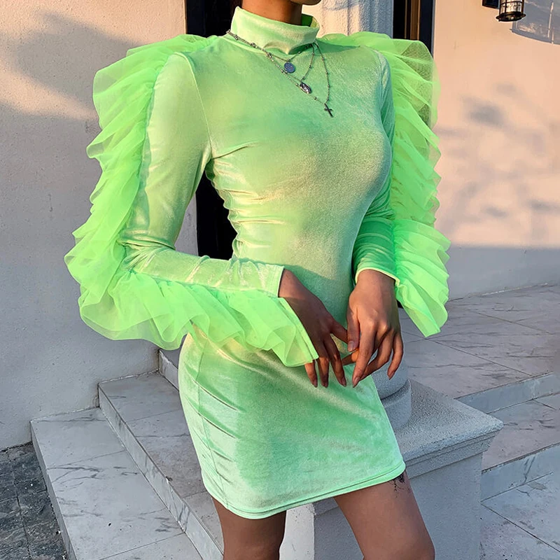 Неоновое зеленое мини-платье с высоким воротом и длинными сетчатыми рукавами