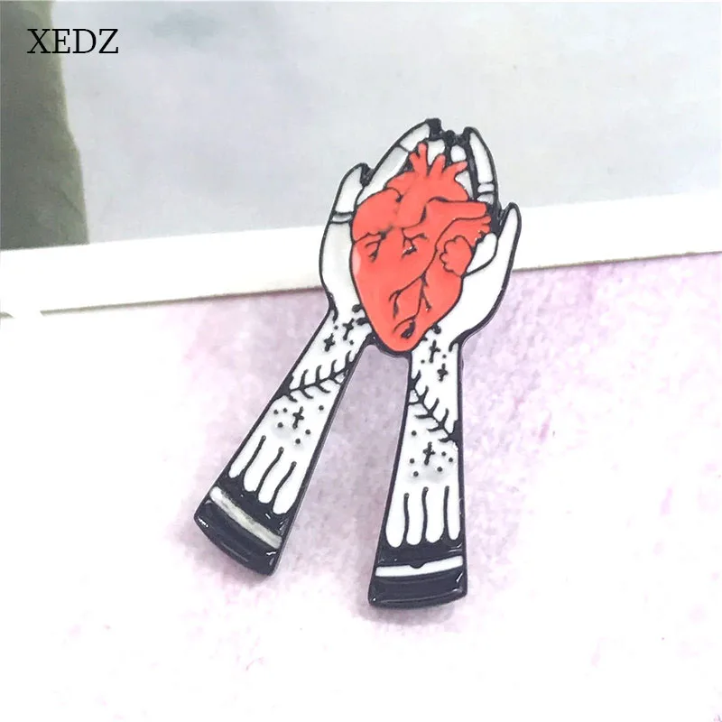 XEDZ новая брошь в форме сердца удерживающая руки на руку с листьями и красным