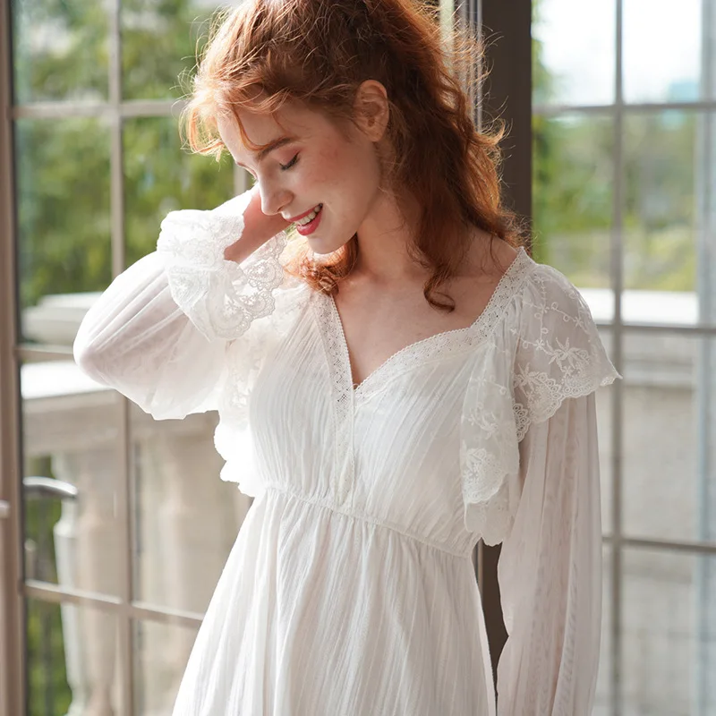 Женская ночная рубашка с длинным рукавом белая винтажная из хлопка в стиле