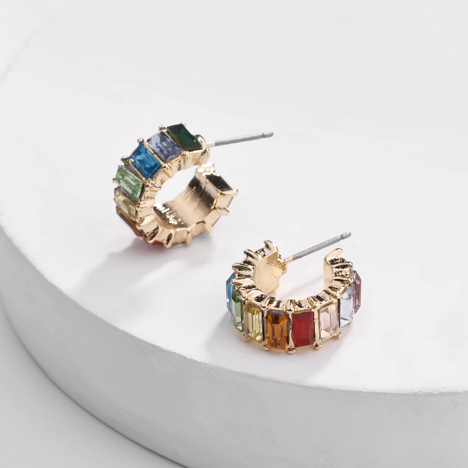 Серьги-гвоздики с-образной формы из разноцветного стекла с кристаллами