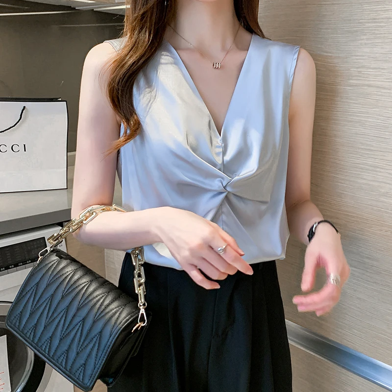 

2021 Summer Design Sense Sleeveless White Small Strappy V-neck Ride Sleeveless Shirt Outer Wear Satin Top