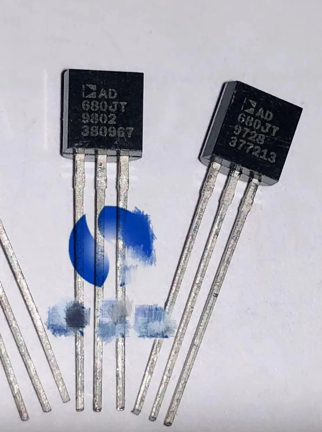 

5pcs/AD680JT AD 680JT TO-92