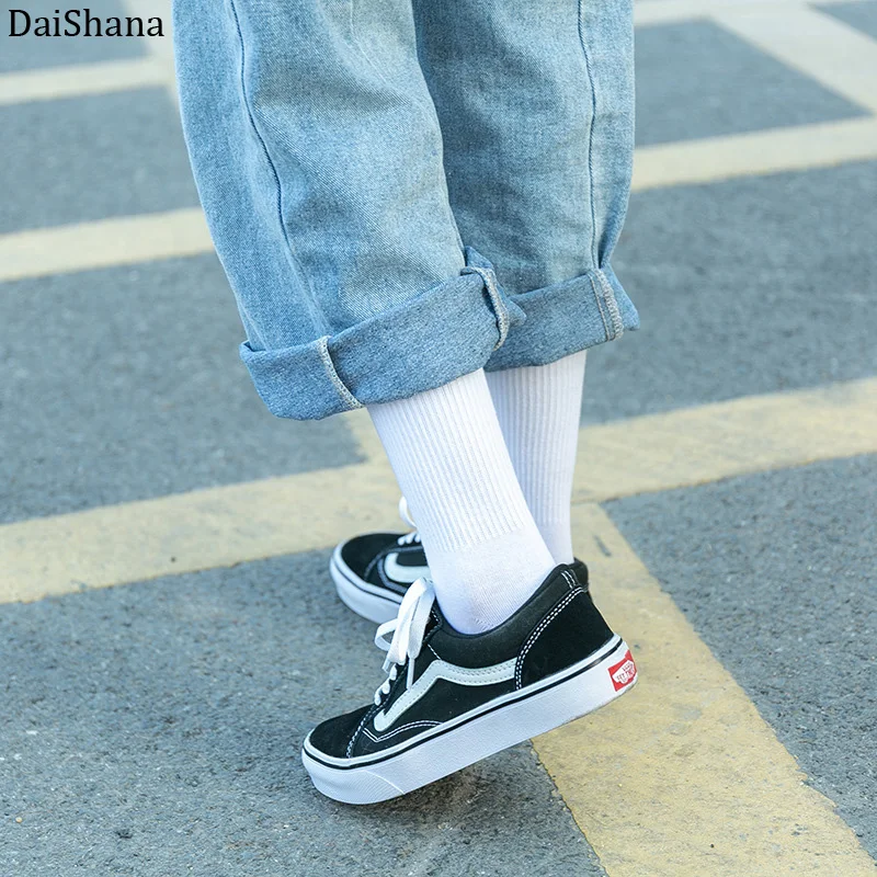 New Soild Colors Cotton Unisex Socks Personality Harajuku Black White Couples Skateboard Knitted Casual Sports Fashion Socks