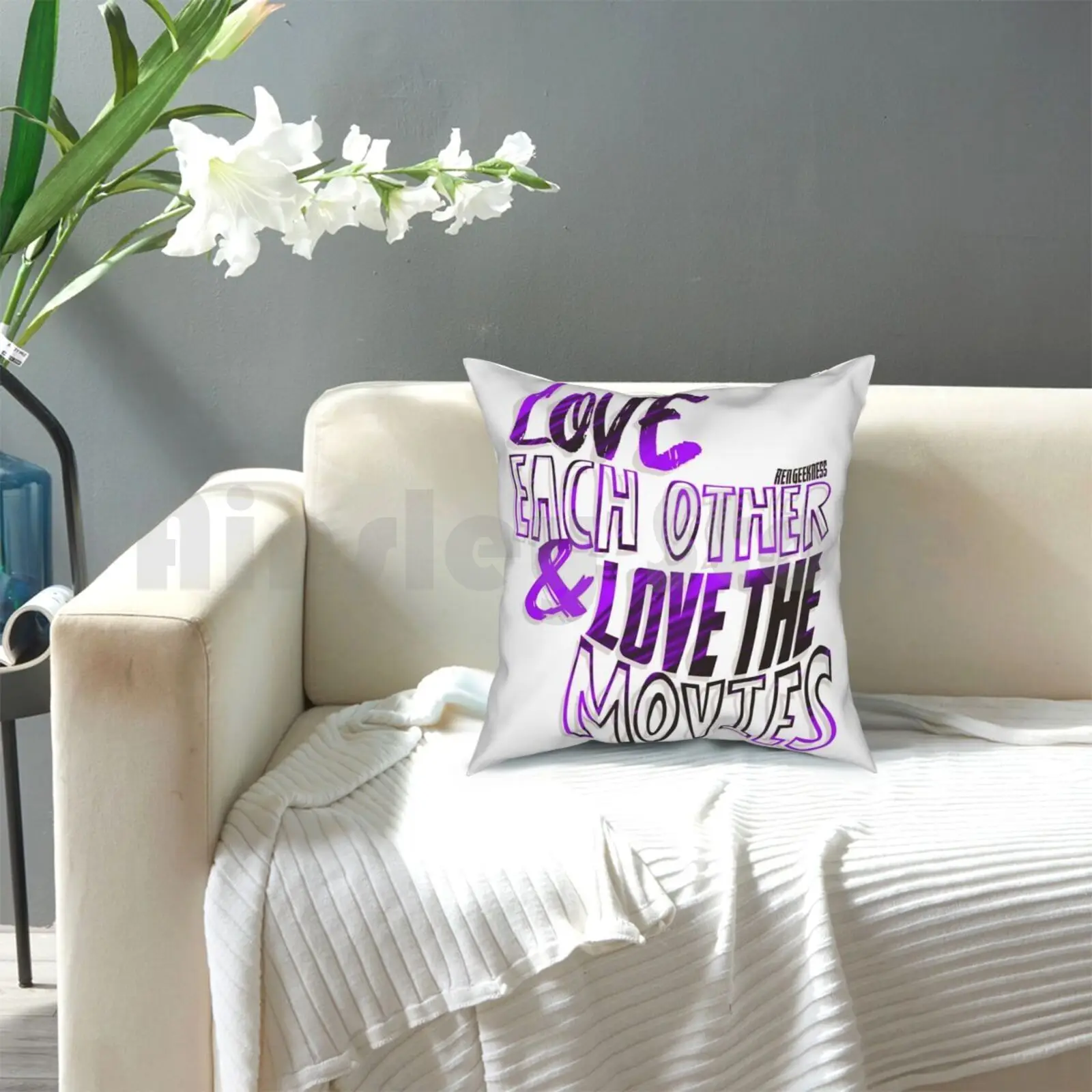 Подушка с надписью Love The Фильмы (P)