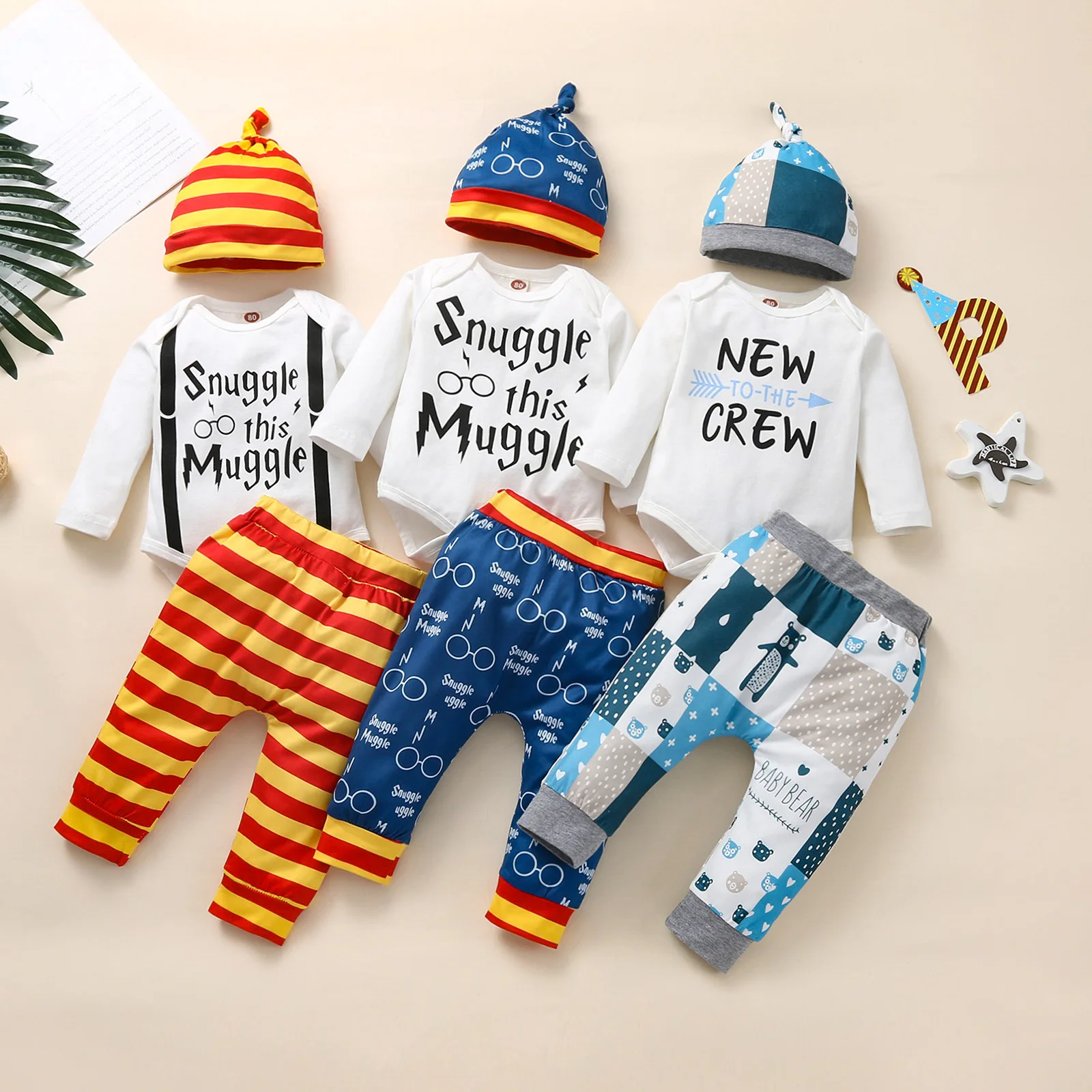 

Новый комплект одежды для маленьких мальчиков, топ с коротким рукавом с буквенным принтом + брюки в полоску + шапка, Повседневная модная одеж...