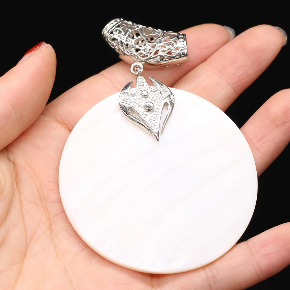 

Natural White Shell Pendant Charms Round Shape Shell Pendant for Making DIY Womern Jewelry Necklace Gift 50x50mm 60x60mm