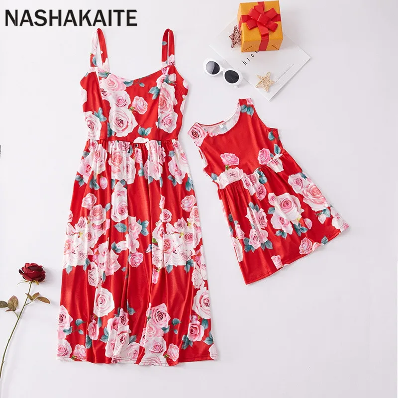 Red NASHAKAITE/платья для мамы и дочки; летний праздничный сарафан; платье средней длины с цветочным принтом без бретелек; платье для мамы и дочки - Цвет: Red