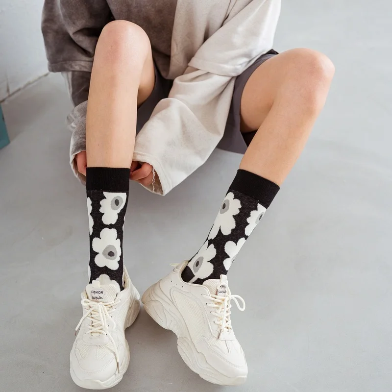

Japanese Floret Cotton Socks Women's Kawaii Black White Flowers Breathable In The Tube Female Socks Fashion Piles Maiden Socks