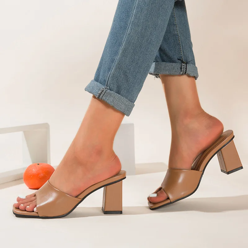 Женские шлепанцы на высоком устойчивом каблуке летние уличные сандалии без