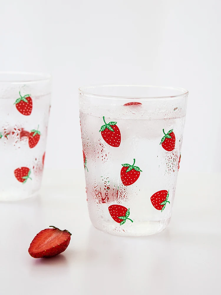 Стеклянная чашка с клубничкой креативная прозрачная для воды большой