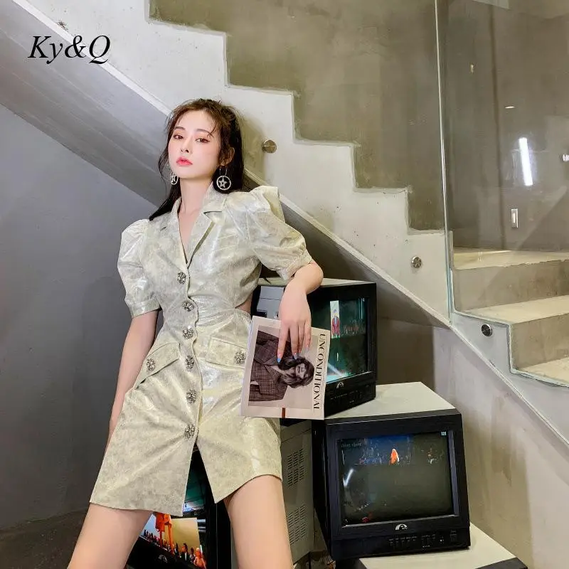 Женское платье на пуговицах модельное блестящее цвета шампанского с перфорацией