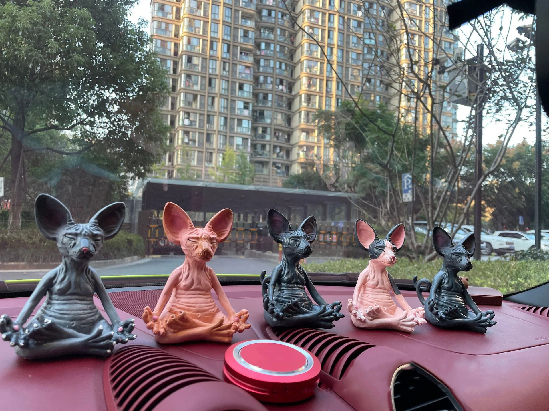 

Creative Hairless Cat Meditating Resin Ornaments Meditate Thinking Cat Statue Room Decoration Yoga Sphinx Cat Desktop Figurines