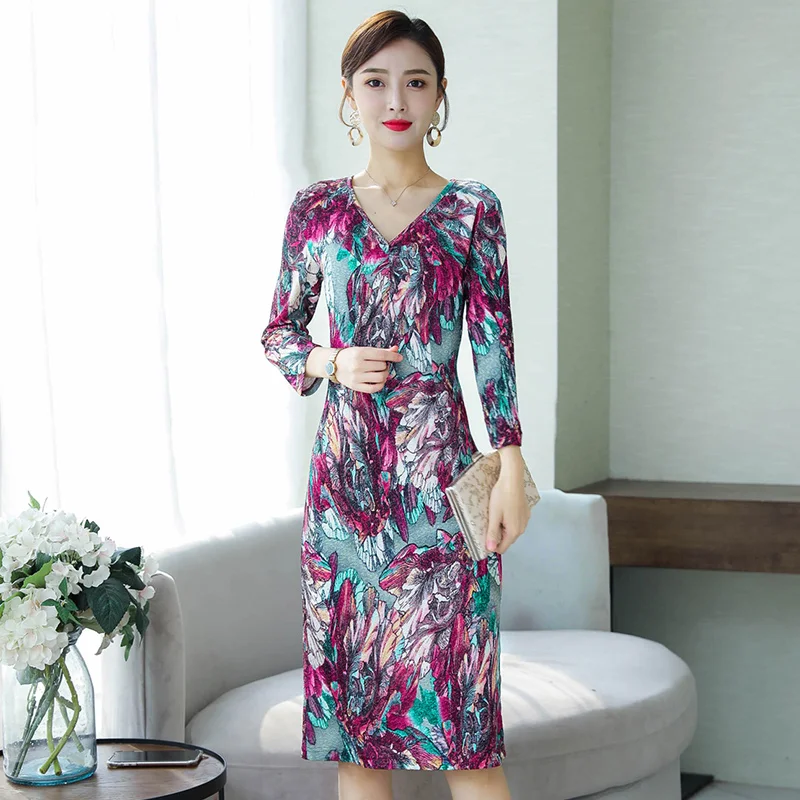 Женское длинное летнее платье облегающее с длинным рукавом и V-образным вырезом