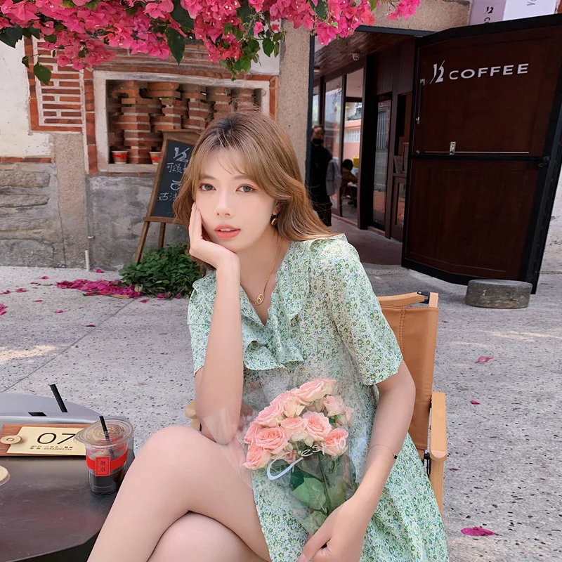 

2021 Summer Korean Women's Dress, French Romantic Lace V-neck Chiffon Short-sleeved Floral Dress
