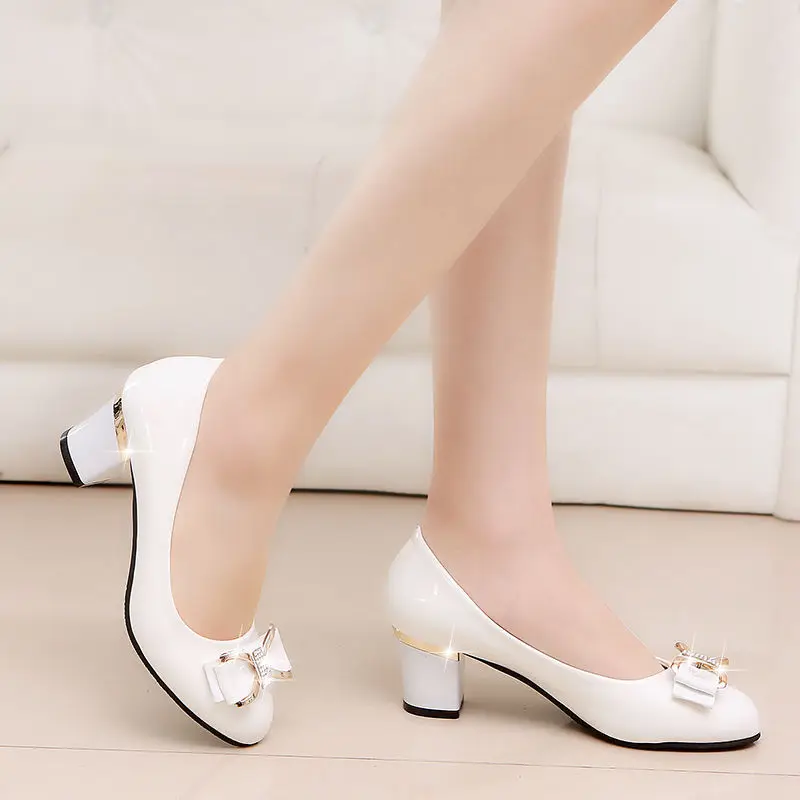 

Женские туфли-лодочки; Весенний костюм из толстой каблуке; Пикантные женские летние туфли-лодочки из замши с металлическим украшением, с ук...