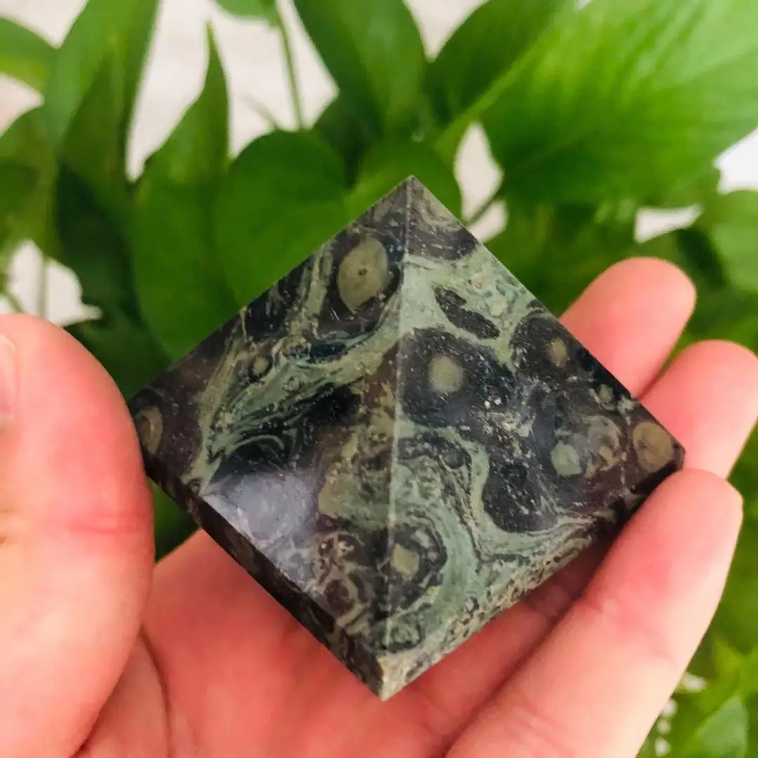 

45mm-55mm Natural Green Malachite Quartz Pyramid Stone Ornaments for Healing 1pc