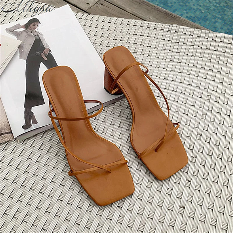 Новинка 2020 женские туфли на толстой плоской подошве тапочки с ремешком модные