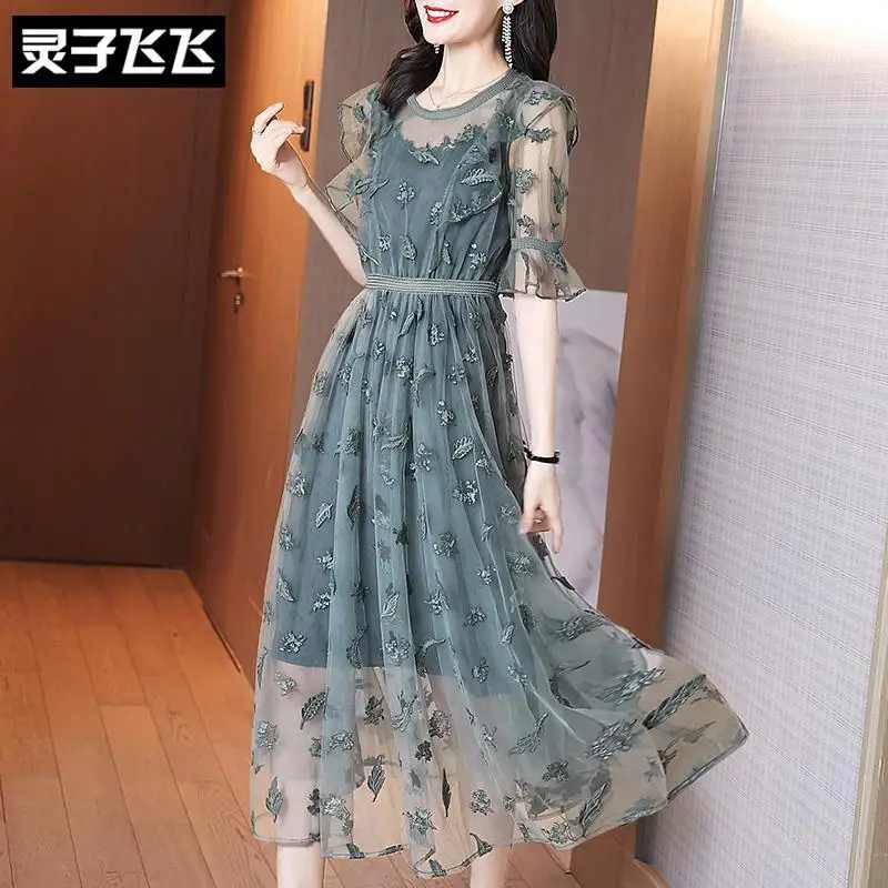 

2021 new spring and summer French mid-length gentle temperament waist over knee flounce embroidered mesh dress