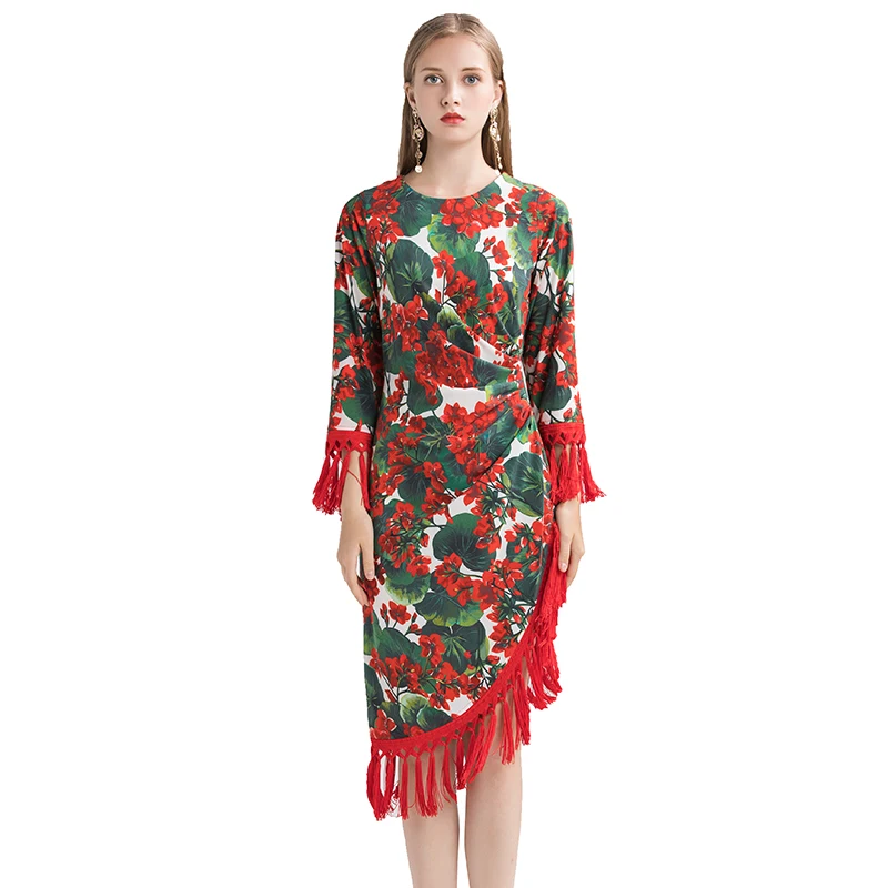 Модельное длинное платье красного цвета с кисточками и цветочным принтом лето 2020