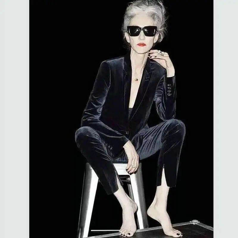 Женский бархатный брючный костюм зеленый с длинными рукавами и воротником на