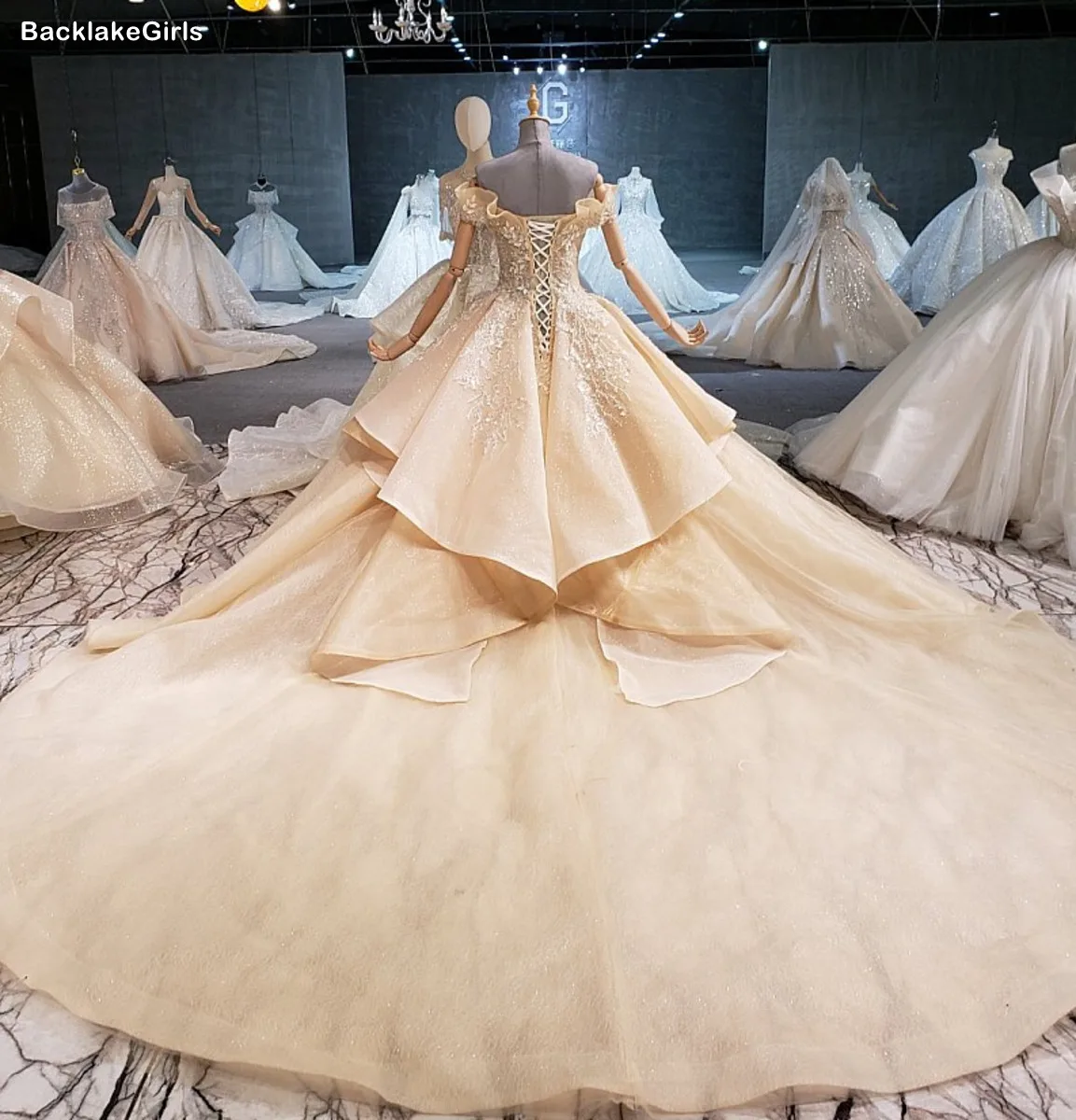 Дешевое свадебное платье с открытыми плечами Милая Аппликация из бисера