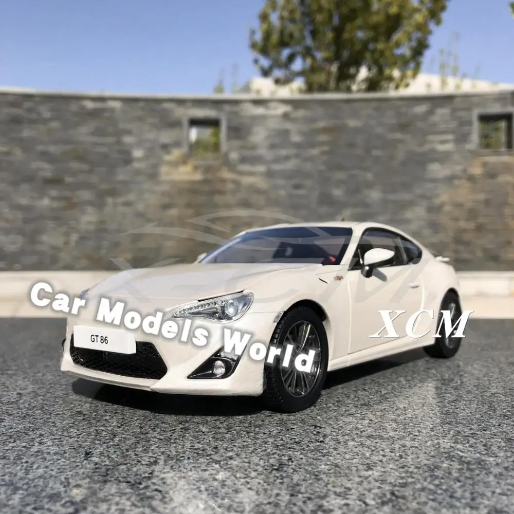 Литая под давлением модель автомобиля век Дракон GT86 GT 86 1:18 (белый) + маленький
