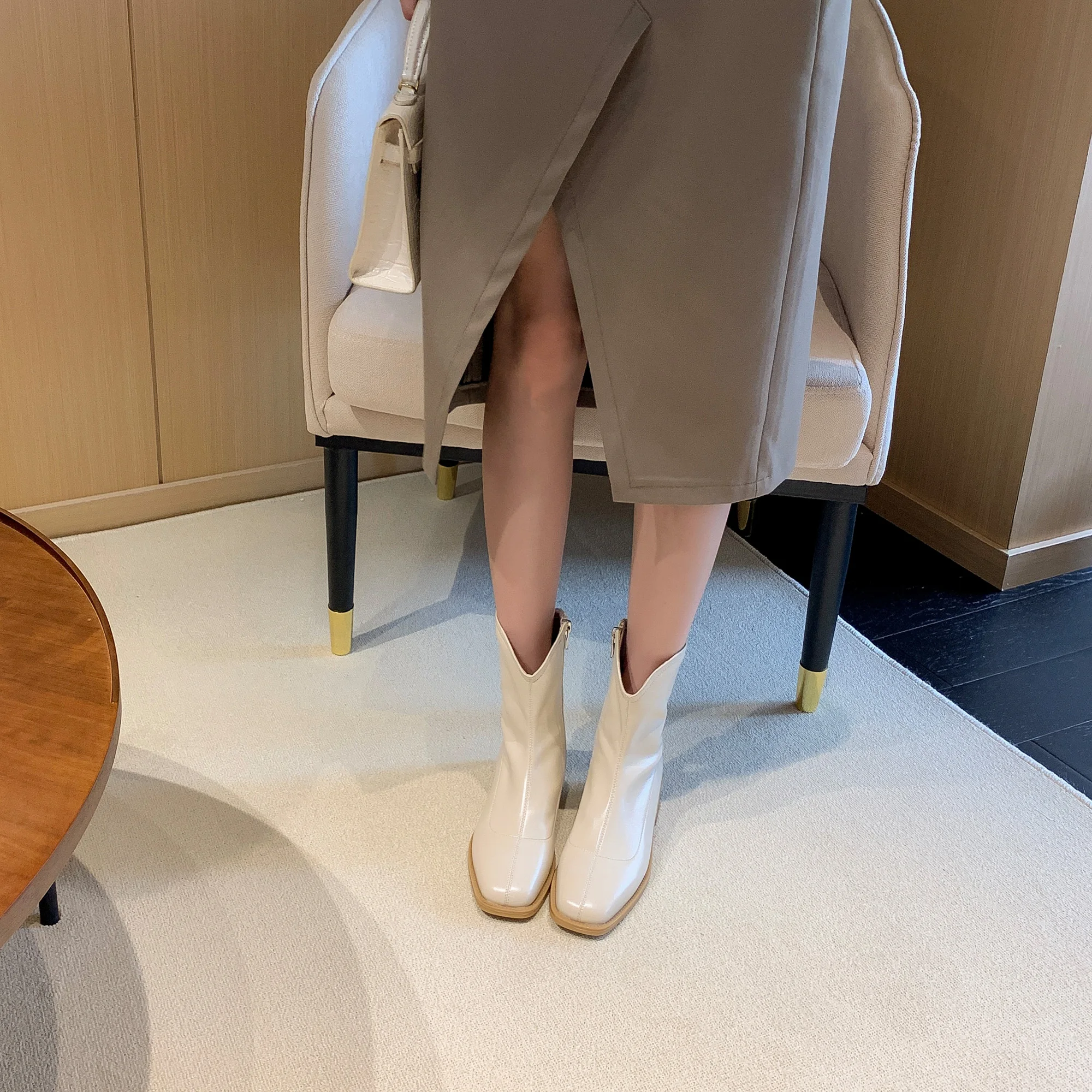 

2021 new Korean style short boots, suitable for youth all-match models, popular short boots with square toe in the heel.