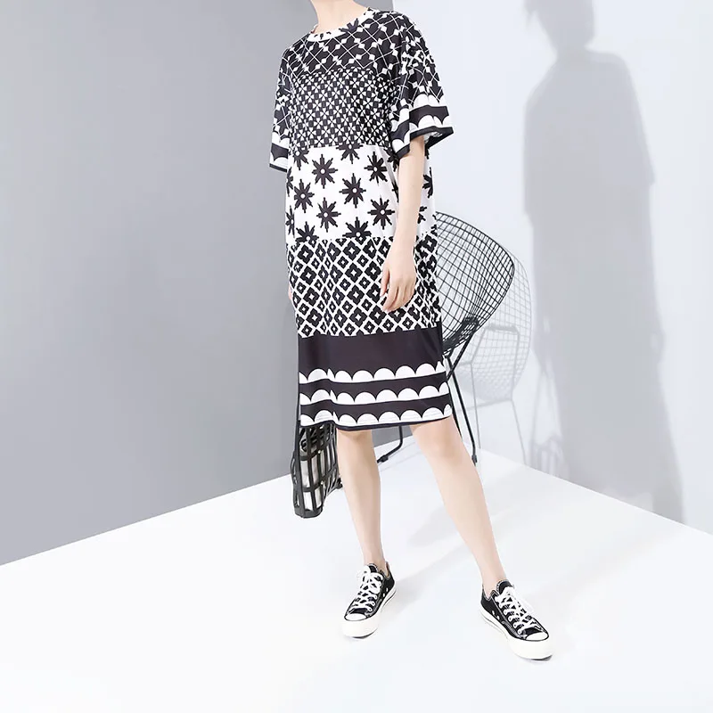 Женское платье средней длины с разноцветным принтом стильное свободное прямое