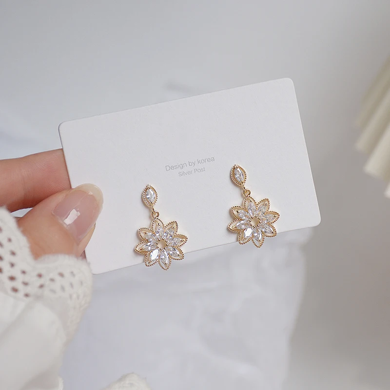 

2021 Korean 14K Real Gold Dainty Flower Earrring for Women Bling AAA Zirconia Hollow Lace Stud Earring Wedding Brincos Bijoux