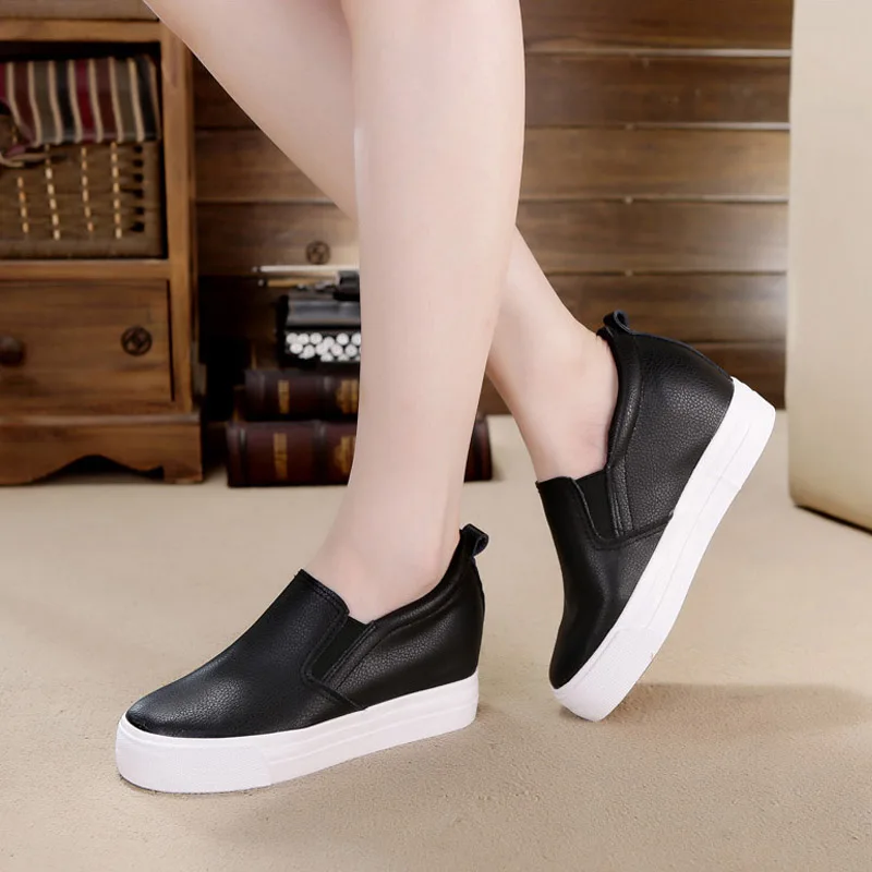 Кроссовки женские на танкетке повседневные теннисные туфли белые золотистые