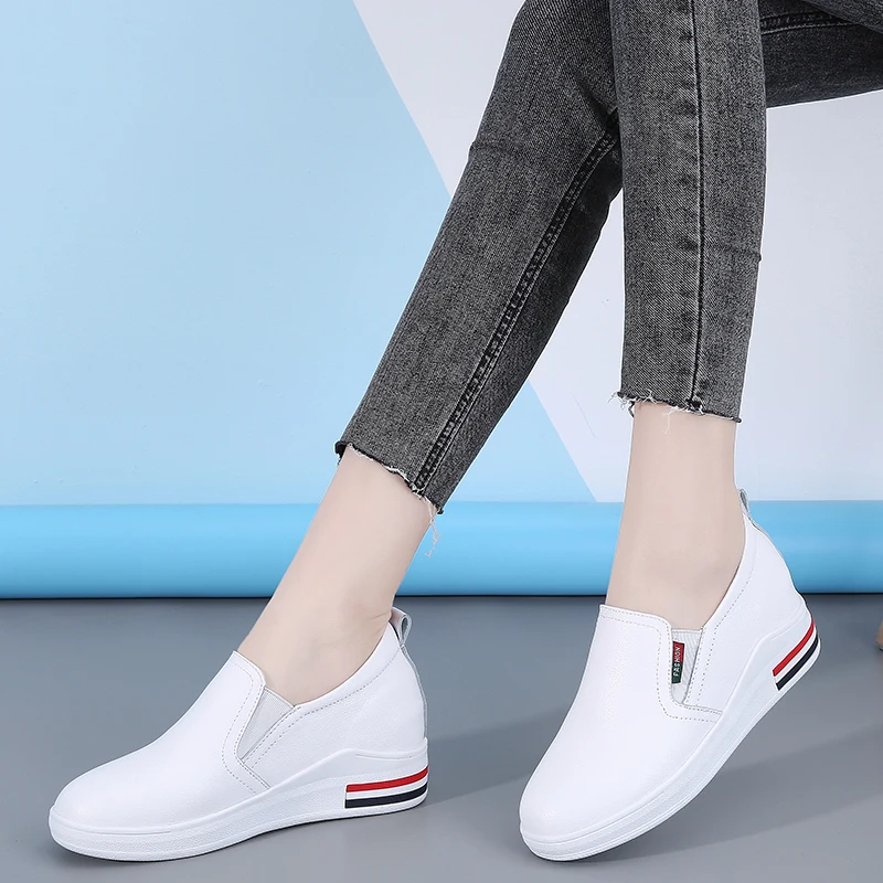 

Кроссовки женские кожаные, на танкетке, без застежки, повседневная обувь на платформе, сникерсы на скрытой подошве, белые, Размеры 35-40