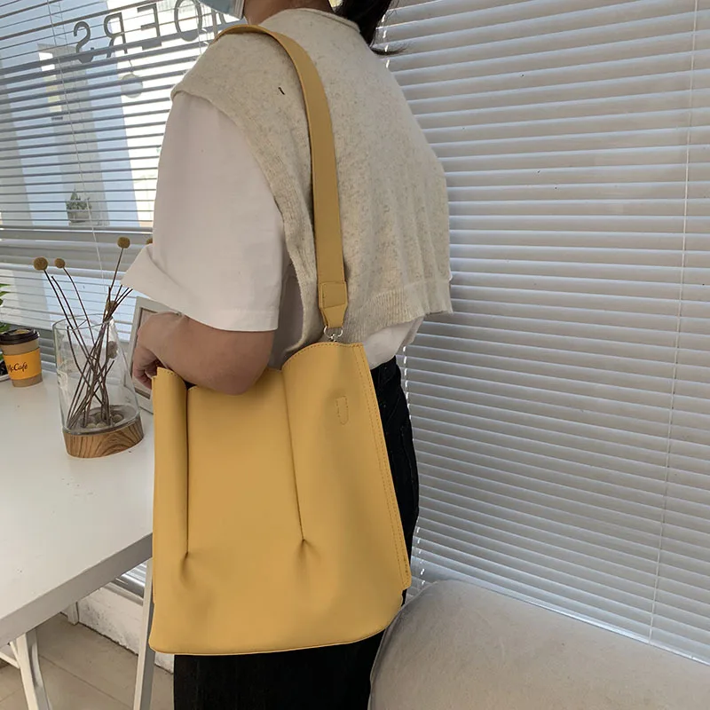 

Lace Design Ladies Bucket Bag Niche Women Messenger Bag Retro Ladies Shoulder Bag PU Leather Ladies Handbag Fashionable Purses