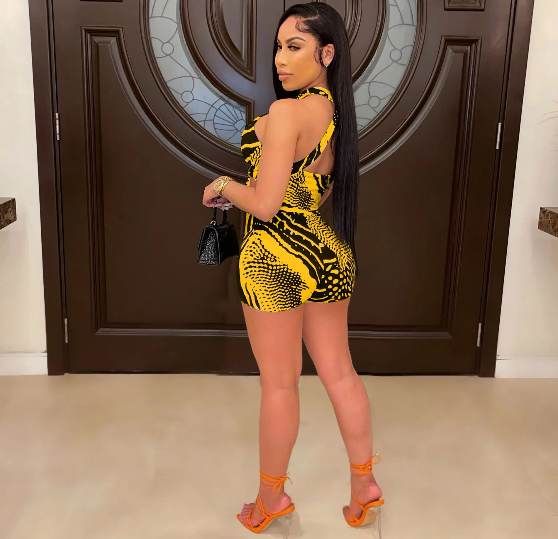 Женский пляжный комплект из 2 предметов с лямкой на шее и шортами |