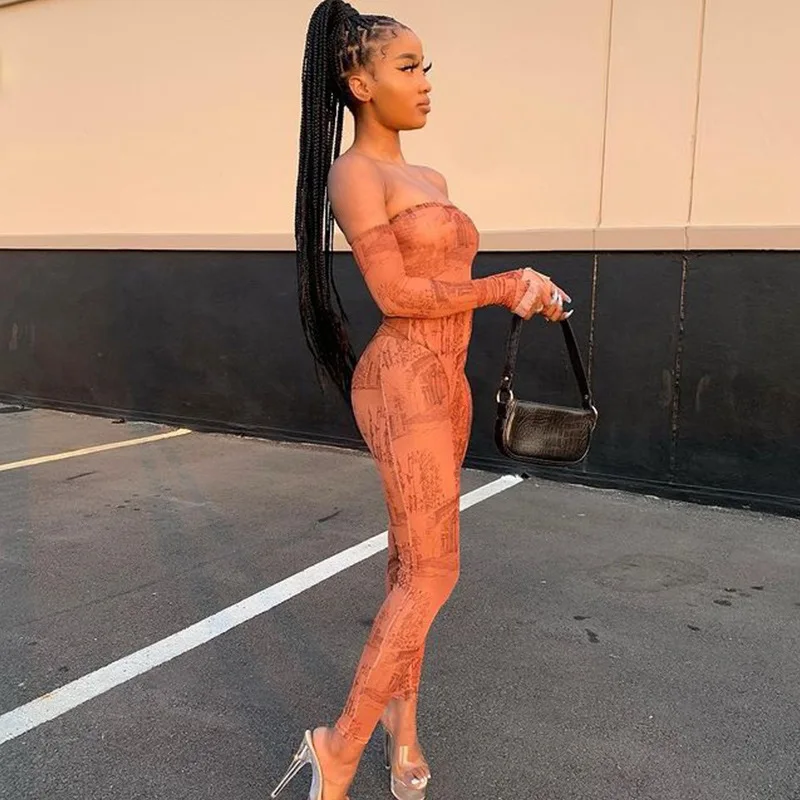 Новый костюм с принтом контрастных цветов открытыми плечами длинными рукавами и