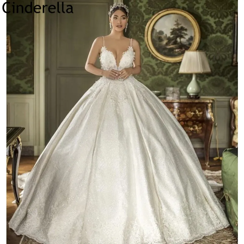 

Нарядные свадебные платья с v-образным вырезом на тонких бретельках с коротким шлейфом из тюля с кружевом и кристаллами; Свадебные платья со...