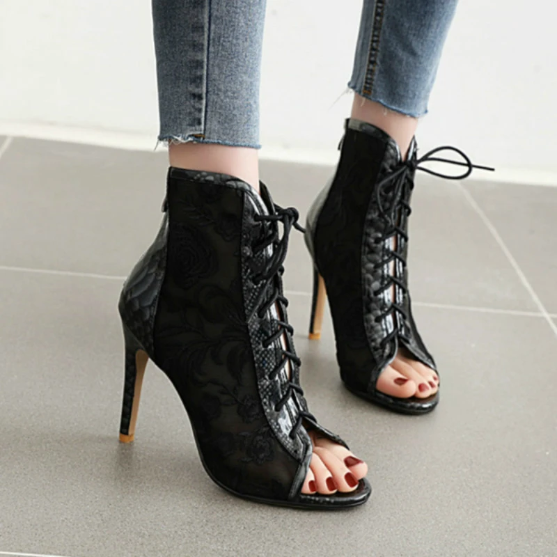 Женские ботильоны с вышивкой в стиле ретро Обувь на тонком высоком каблуке со