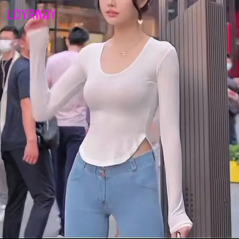 

Revealing figure, curved hem, U-neck, tight-fitting, white long-sleeved T-shirt, short waist, thin bottoming shirt