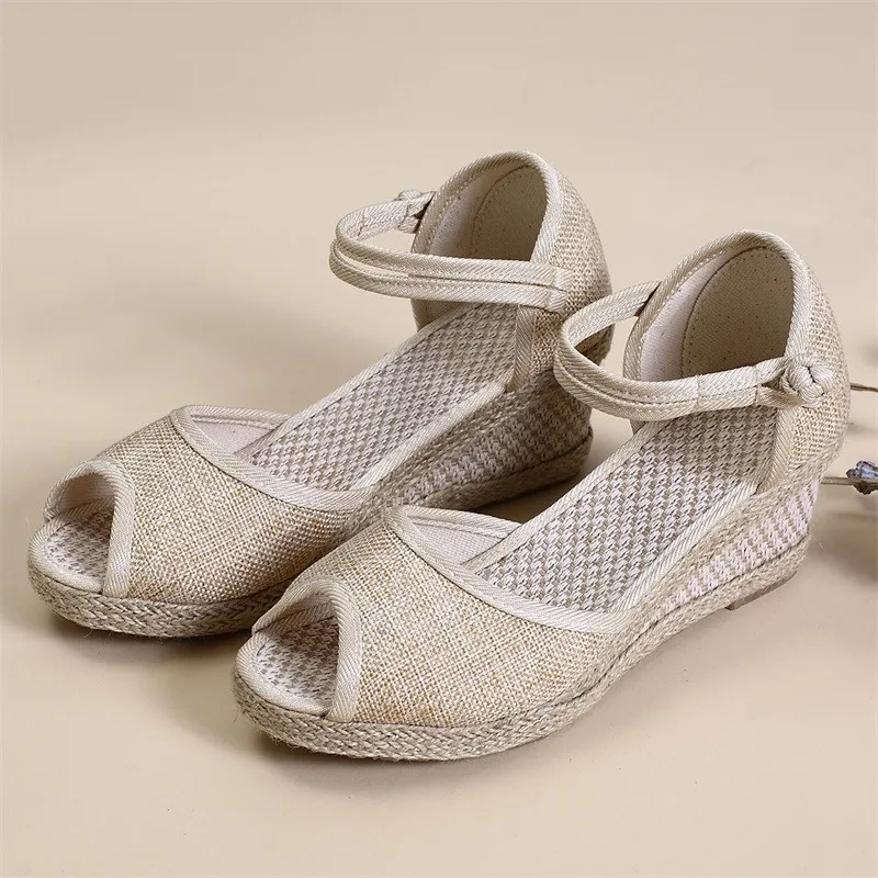 Туфли-лодочки женские из ткани на высоком каблуке с вышивкой и ремешком