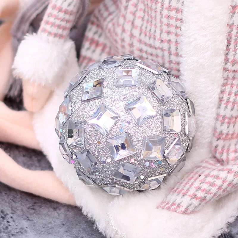 НОВАЯ РОЖДЕСТВЕНСКАЯ ЕЛКА украшениями круглой формы вечерние подвесное