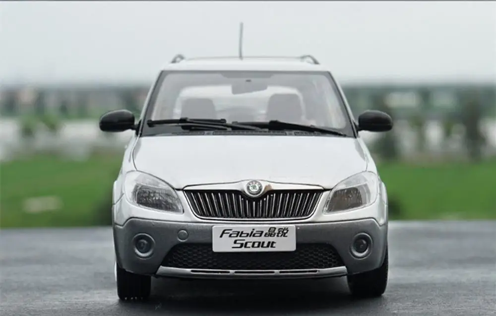1/18 VW Volkswagen Skoda Fabia разведчик Литые серебряные модели автомобиля коллекция игрушек