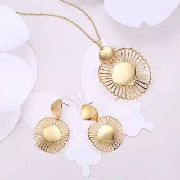 

K Gold Zircon Two Pieces Flower Shape Hollow Pendant Necklace Earrings Women Set Yellow Gold Jewelry Wholesaler