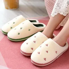 Chinelos de inverno de frutas de inverno indoor feminino quente de pelúcia em casa chinelo anti deslizamento amantes macios sapatos de inverno banana cereja senhoras slides (2)
