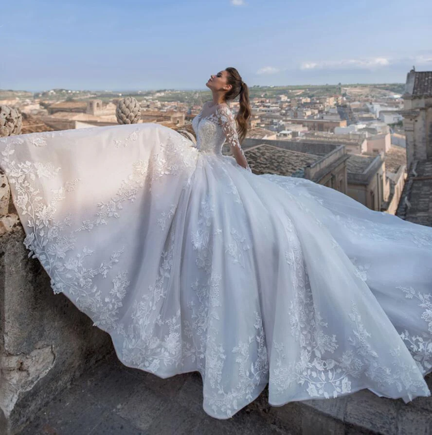 

Luxury Appliques Long Sleeve Beaded A-Line Wedding Dress 2020 Fall Hot Romantic Scoop Neck Lace Up Vintage Bride Gown Plus Size